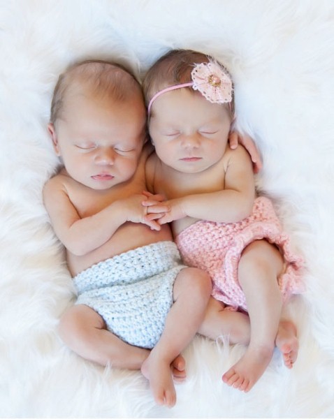 những hình ảnh em bé sinh đôi dễ thương